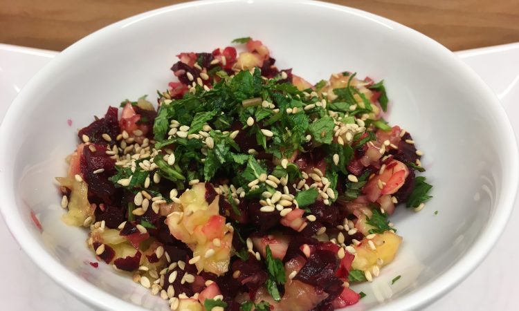 Rote Bete Mango Salat mit Sesam, Minze und Koriander