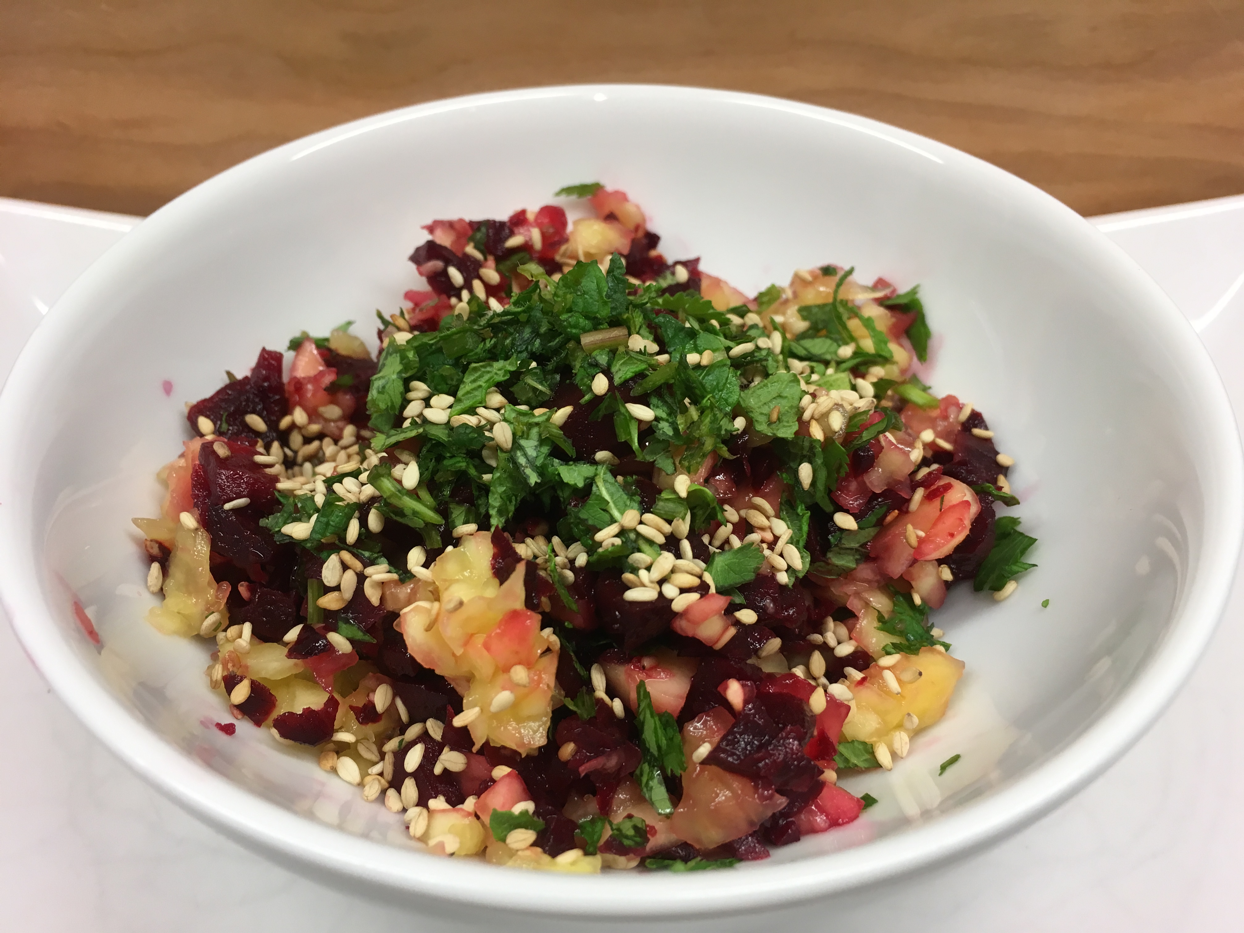 Rote Bete Mango Salat mit Sesam, Minze und Koriander