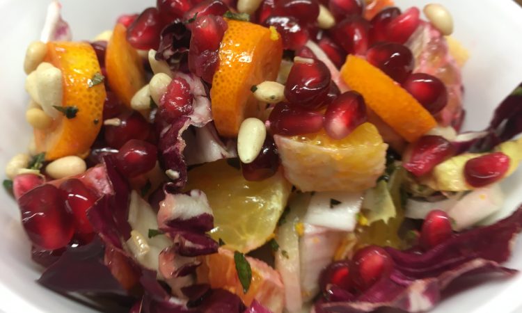 Radicchio Chicorée Salat mit Kumquat, Blutorangen, Granatapfelkernen und Pinienkernen