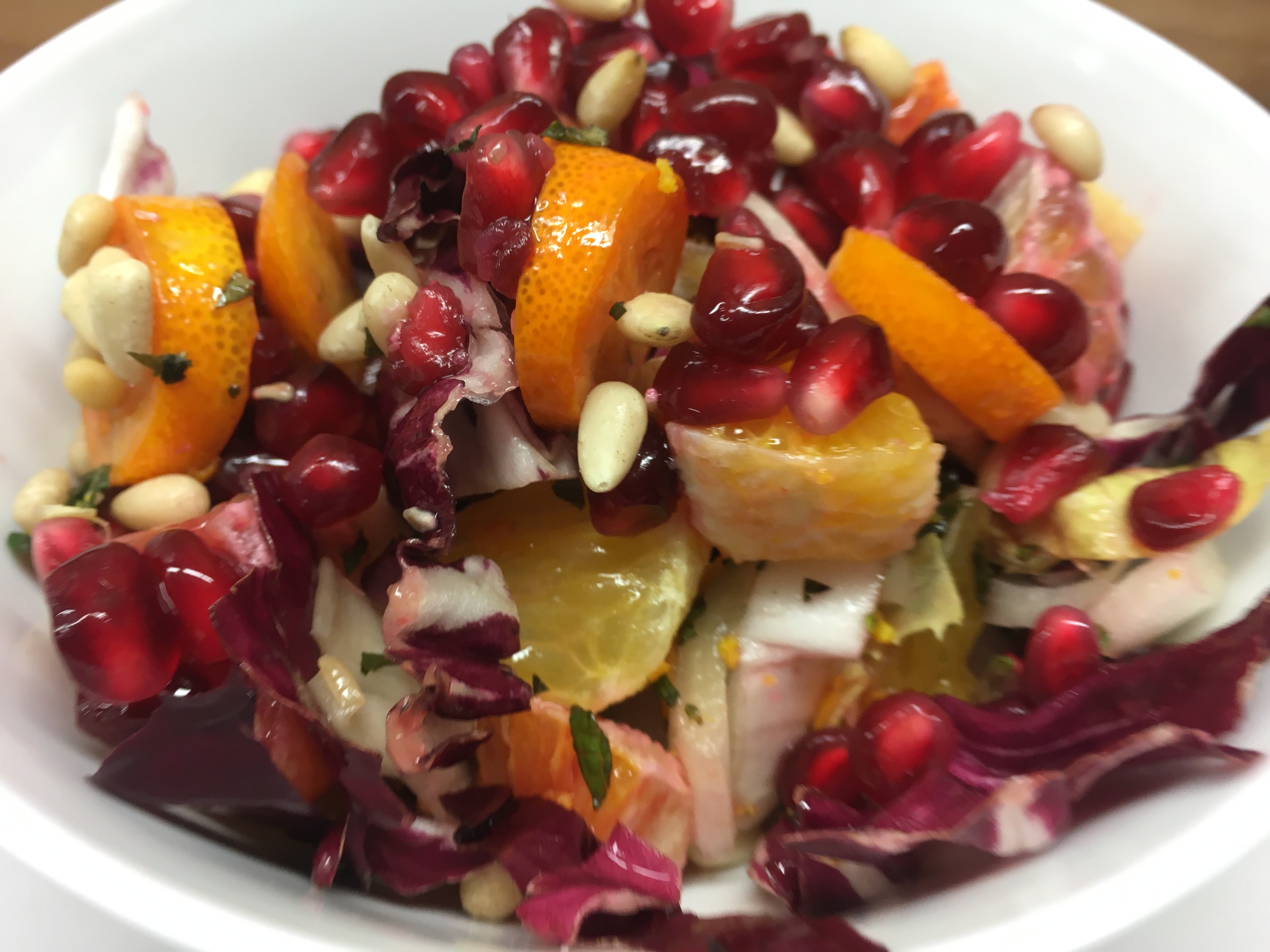 Radicchio Chicorée Salat mit Kumquat, Blutorangen, Granatapfelkernen und Pinienkernen