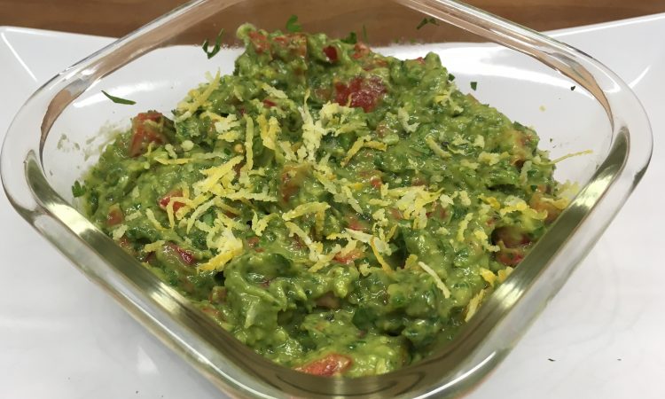 Klassischer Guacamole Dip mit Avocado und Tomaten