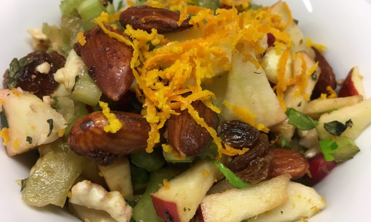 Sellerie Salat mit Apfel, Rosinen, Mandeln und Granatapfelkernen