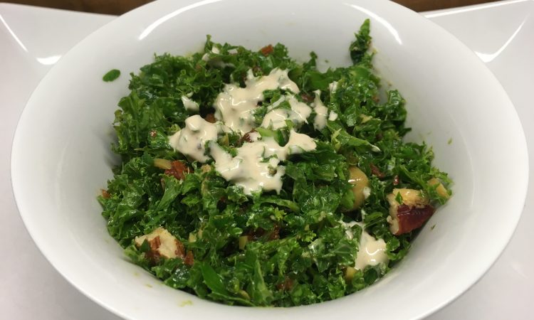 Mediterraner Grünkohl Salat mit Tomaten, Oliven, Kapern und Zitronen Tahini Dressing