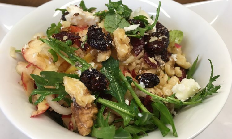 Kohlrabi Apfel Salat mit Walnüssen, Cranberries und Ziegenkäse