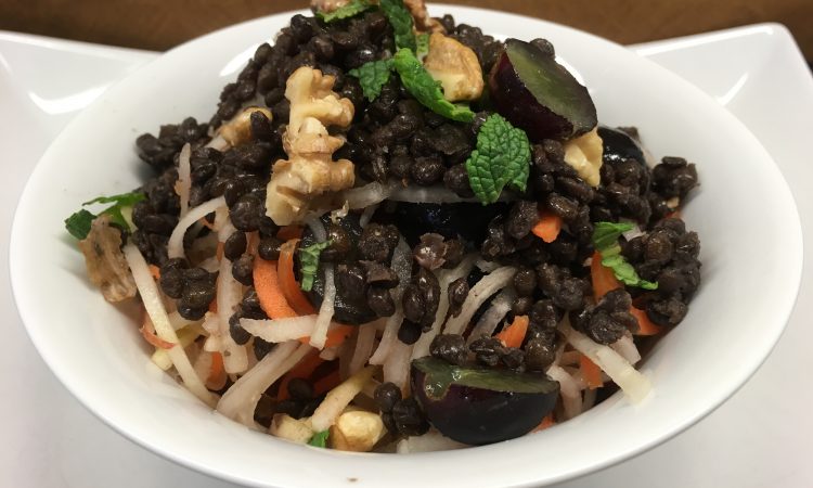 Kohlrabi Karotten Salat mit Beluga Linsen, Trauben und Orangen Tahini Dressing