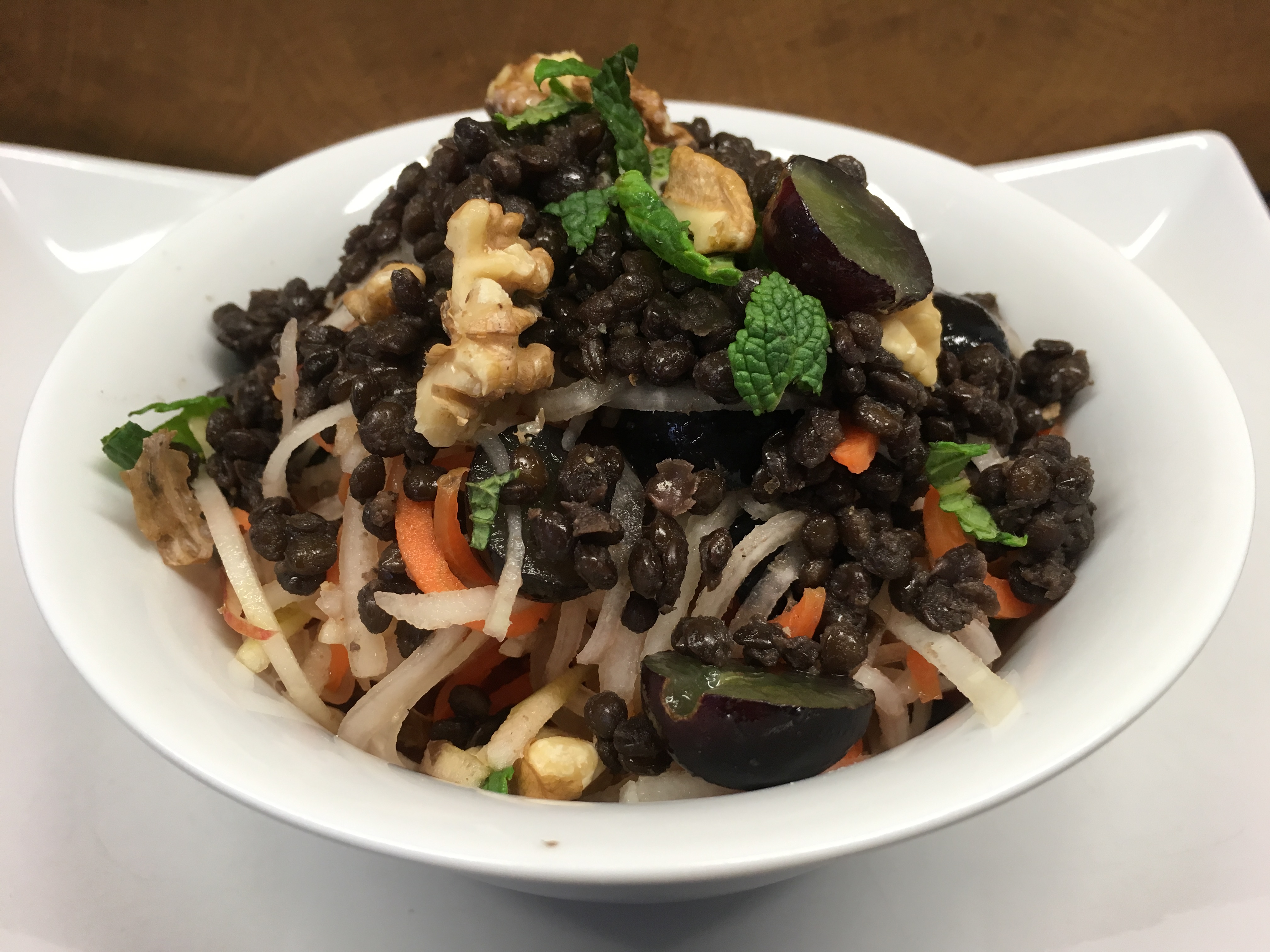 Kohlrabi Karotten Salat mit Beluga Linsen, Trauben und Orangen Tahini Dressing