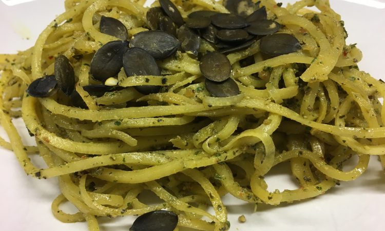 Low Carb Pasta aus Steckrüben mit Kürbispesto