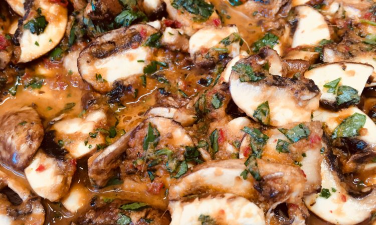 Marinierte Champignons in BBQ Sauce mit Koriander