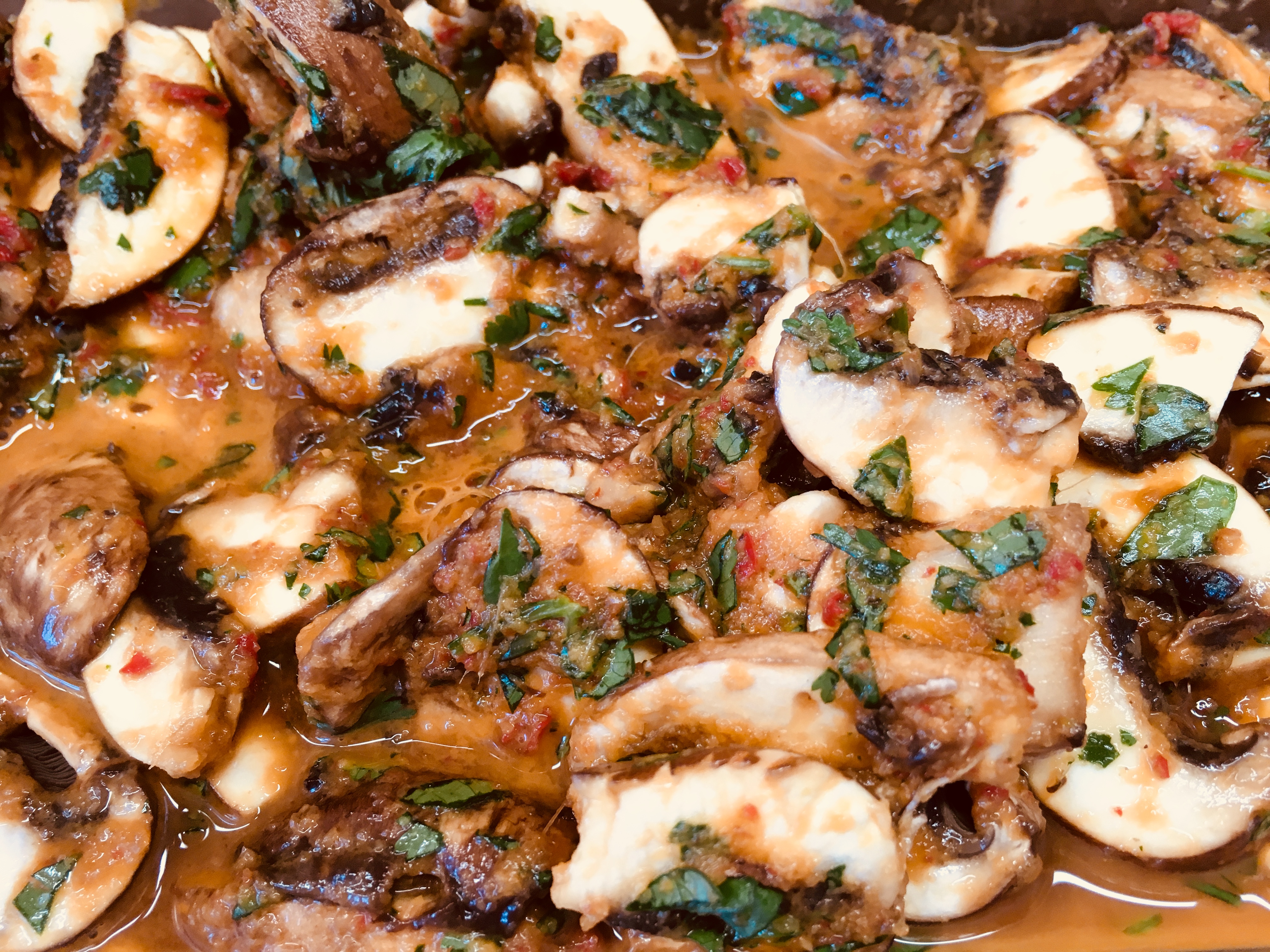 Marinierte Champignons in BBQ Sauce mit Koriander