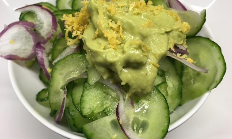 Gurkensalat mit Avocado Sesam Mayonnaise