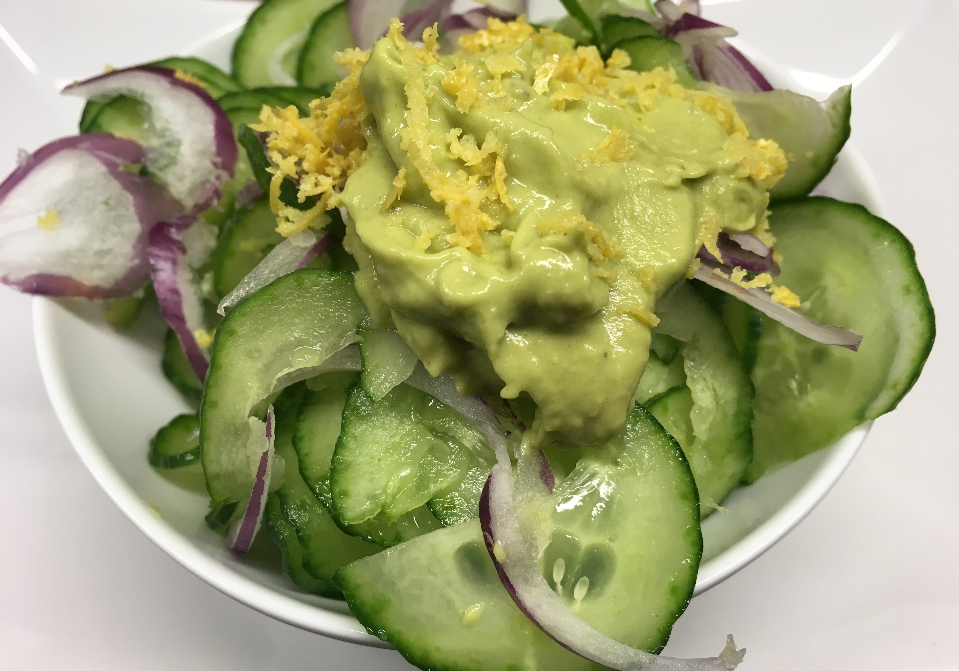 Gurkensalat mit Avocado Sesam Mayonnaise