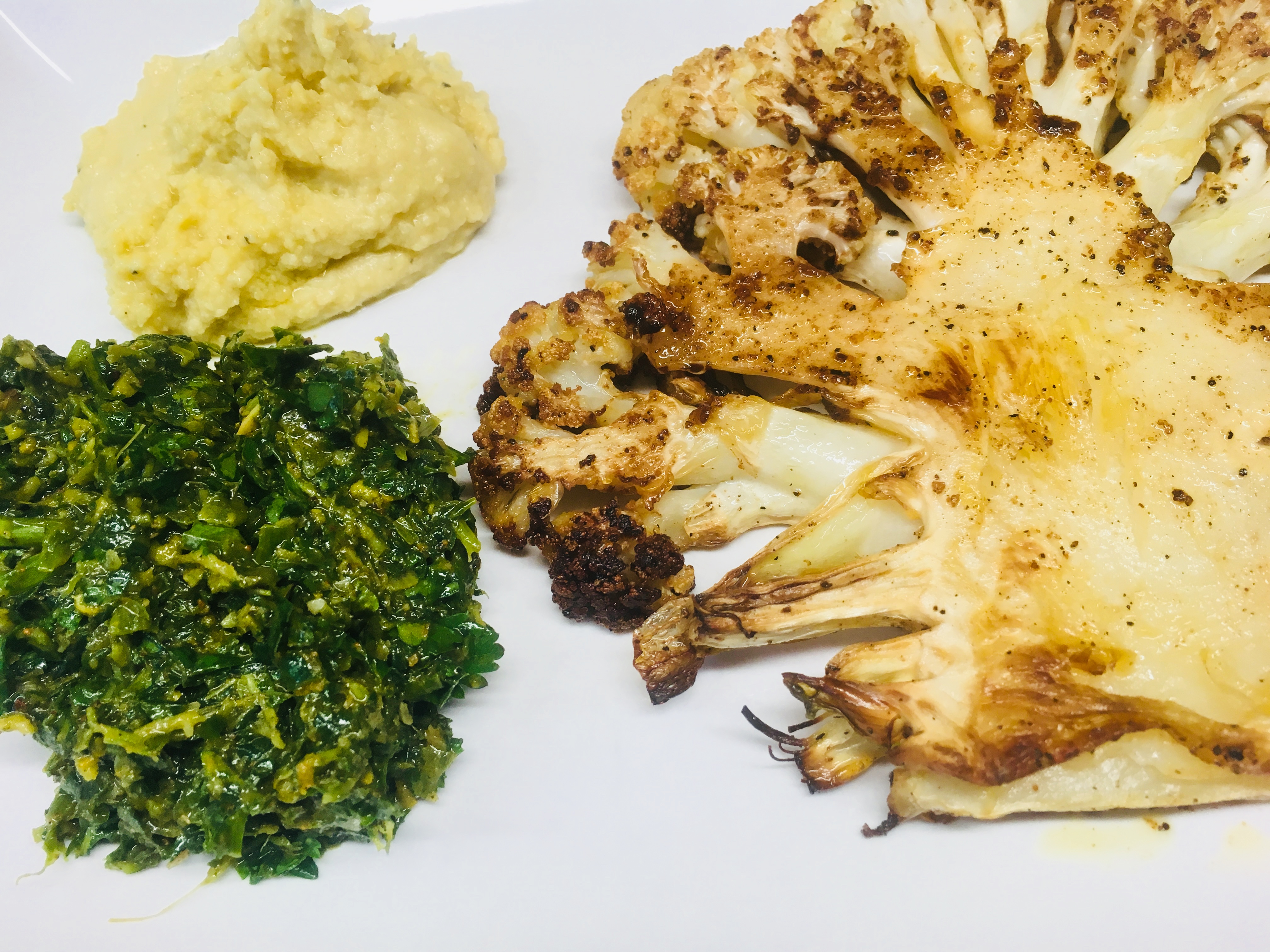 Blumenkohl Steaks mit Baharat Chermoula und Hummus