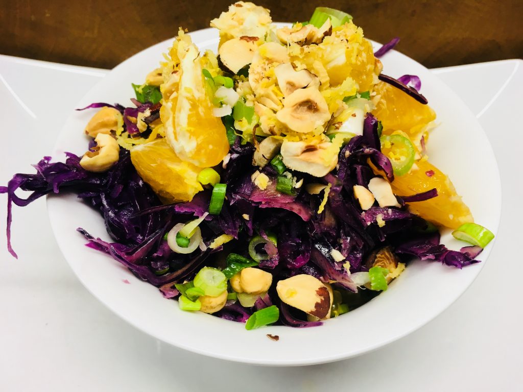 Rotkohl Salat mit Karotten und Orangen und Rosinen Hanf Tahini Dressing ... Rotkohl Salat mit Karotten und Orangen und Rosinen Hanf Tahini Dressing ...