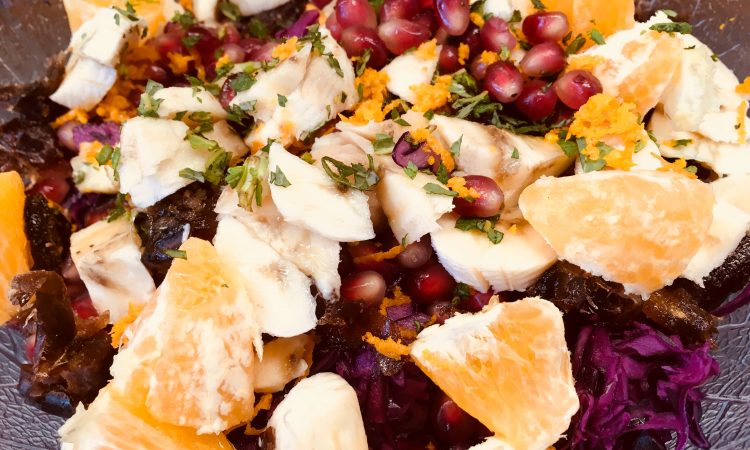Rotkohl Salat mit Datteln, Orangen, Granatapfelkernen und Mandel Ingwer Miso Dressing
