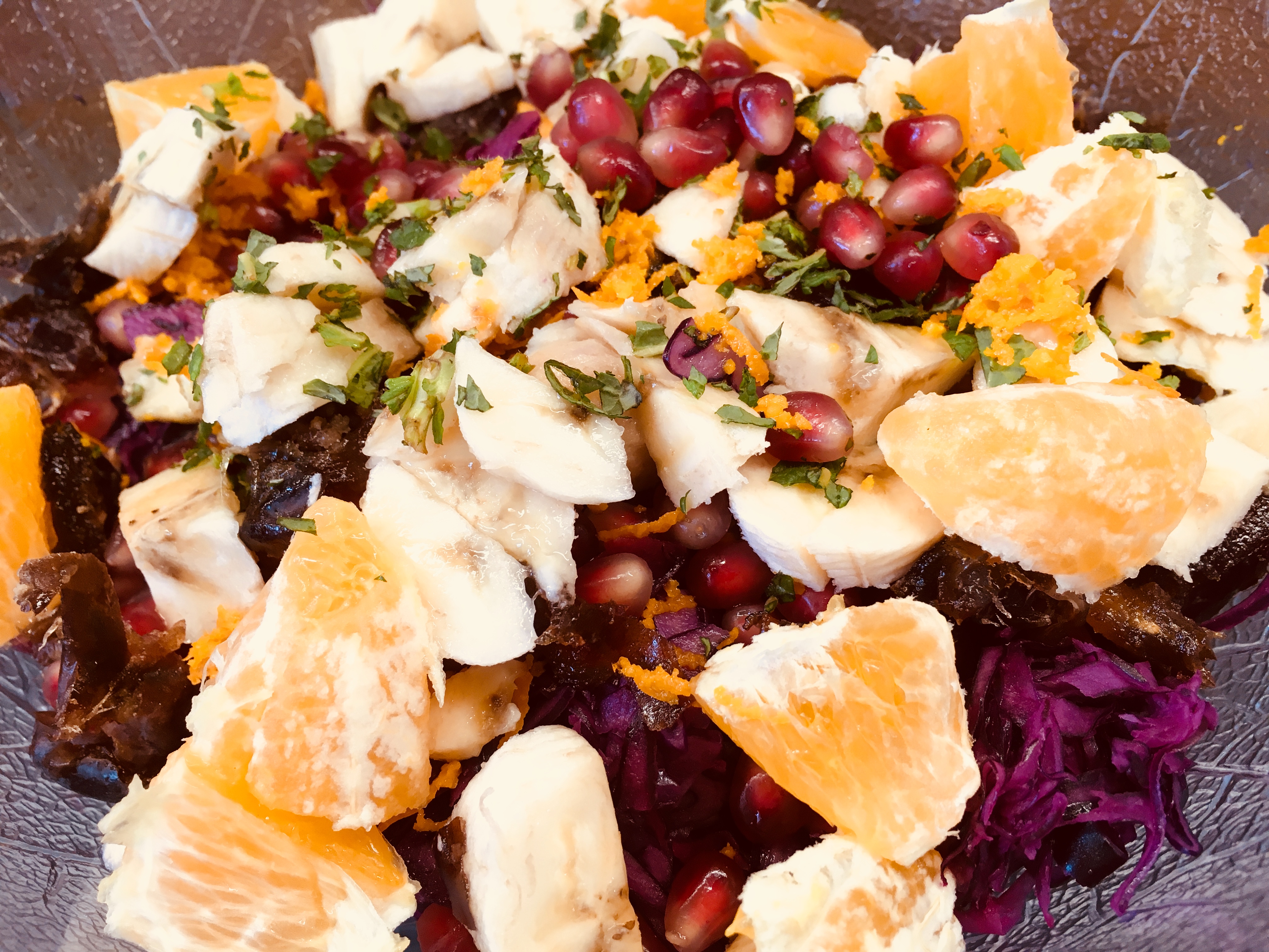Rotkohl Salat mit Datteln, Orangen, Granatapfelkernen und Mandel Ingwer Miso Dressing
