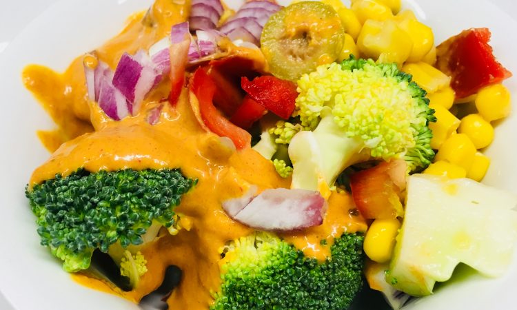 Brokkoli Mais Salat mit Paprika und Erdnuss Curry Dressing