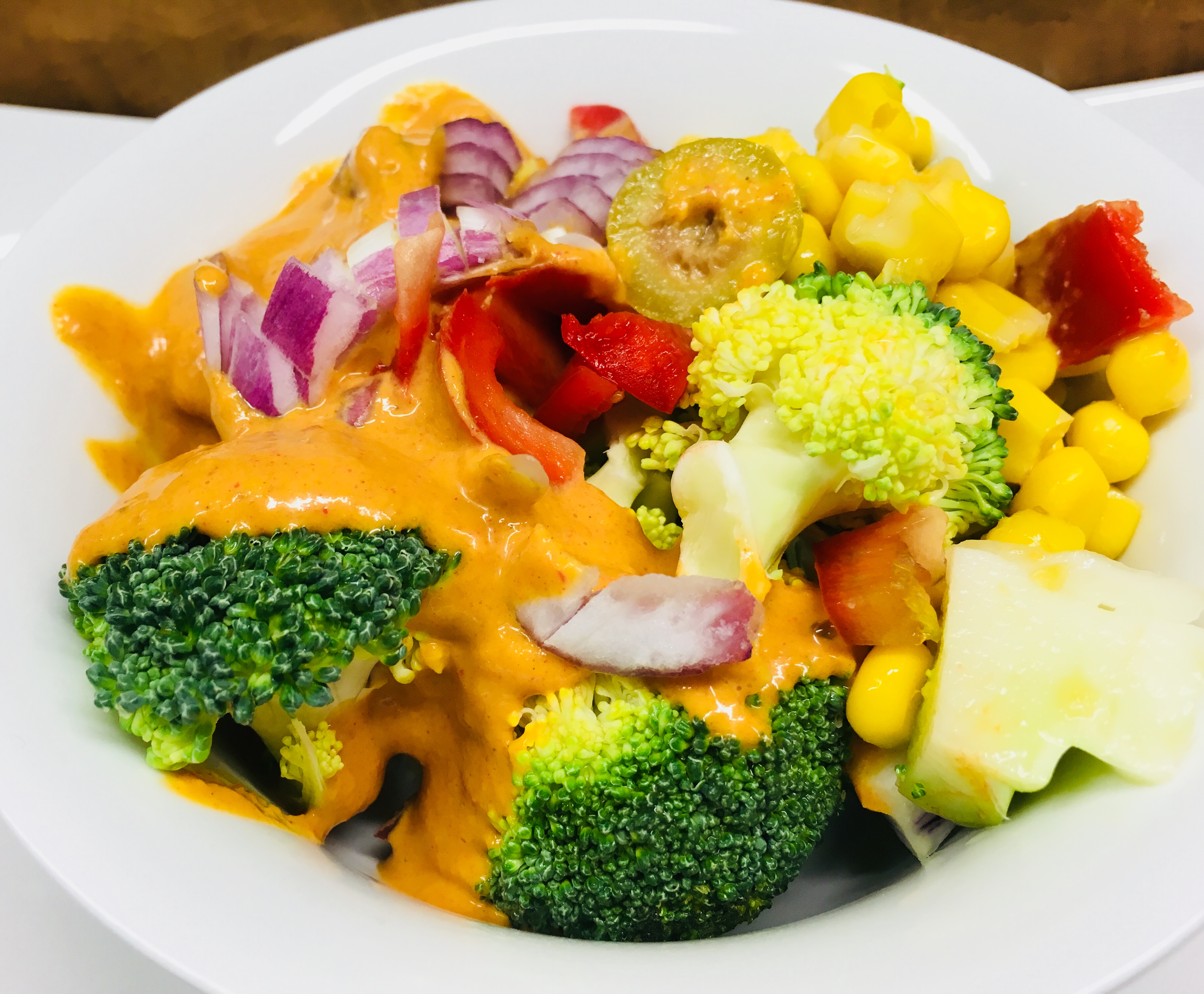 Brokkoli Mais Salat mit Paprika und Erdnuss Curry Dressing 