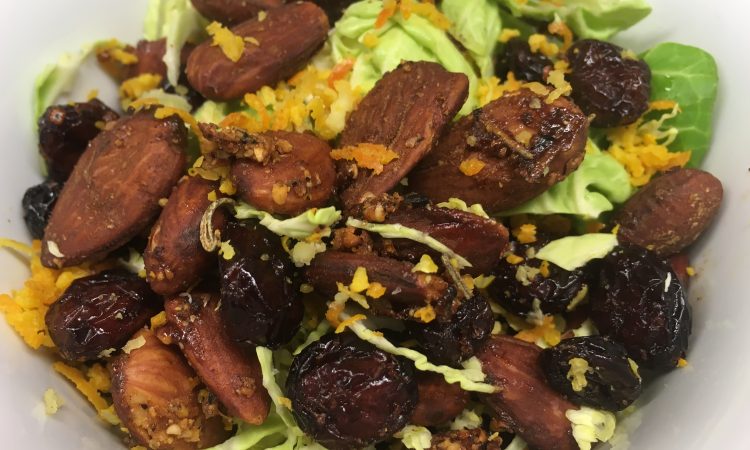 Rosenkohl Salat mit Cranberries und Mandeln