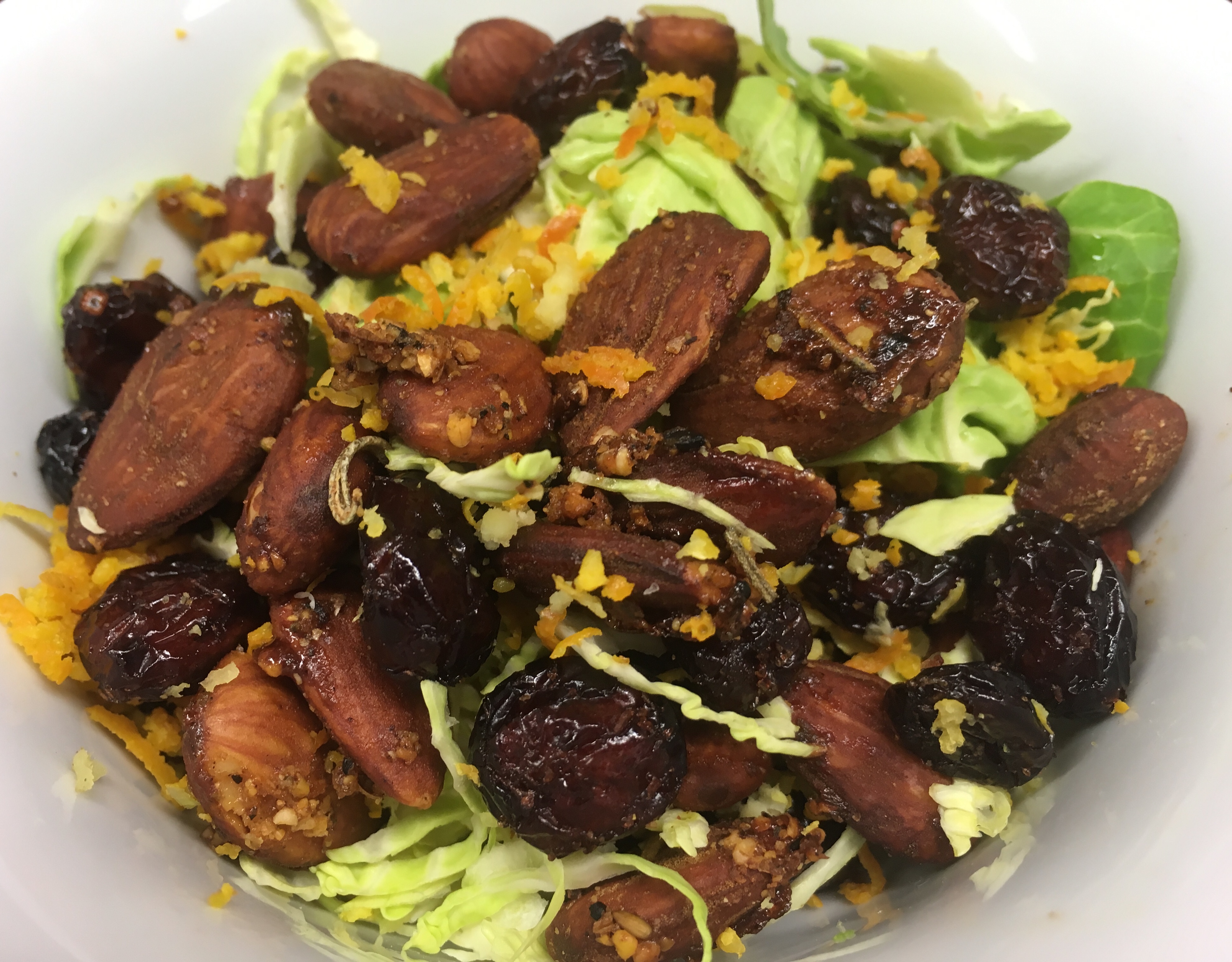 Rosenkohl Salat mit Cranberries und Mandeln