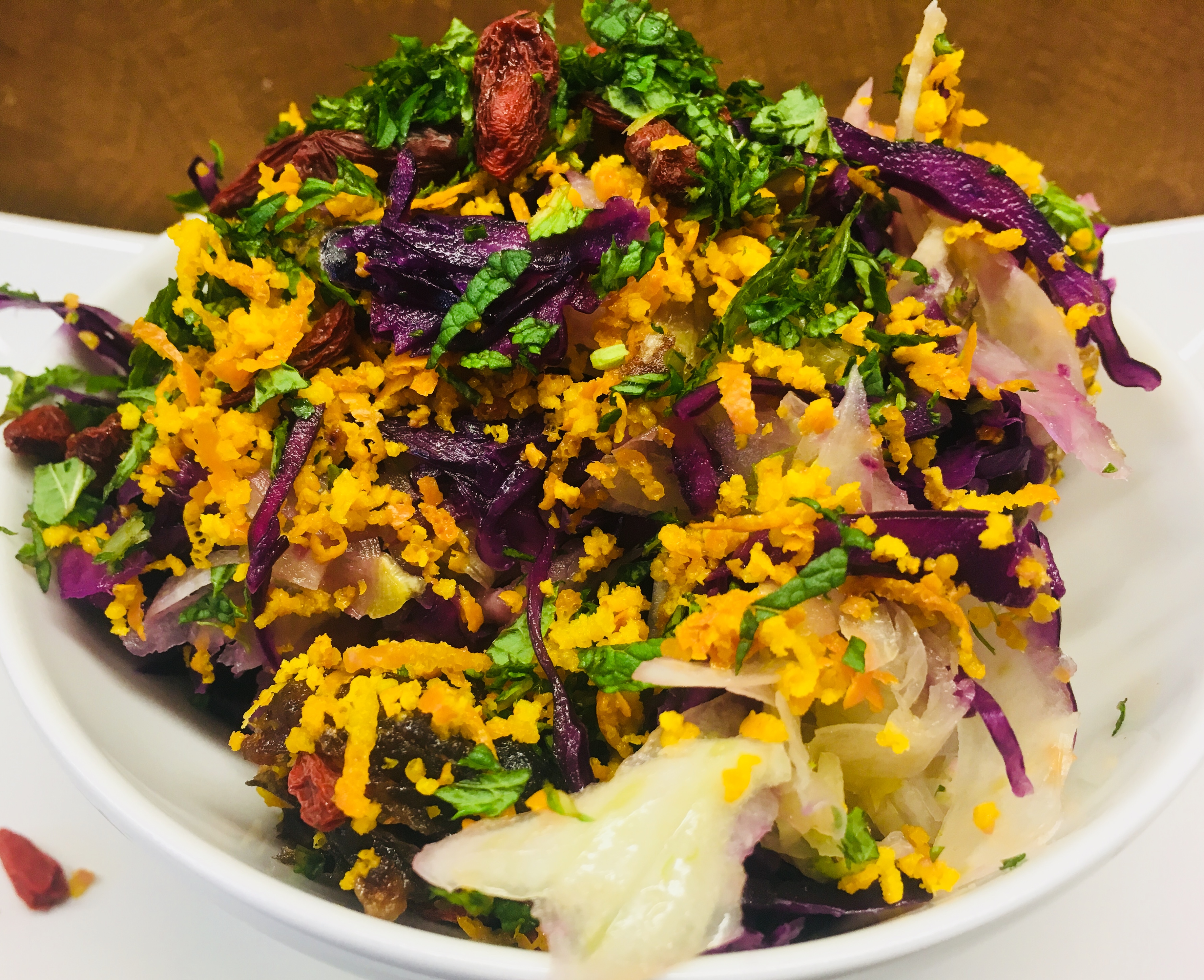 Rotkohl Fenchel Salat mit Miso Tahini Dressing