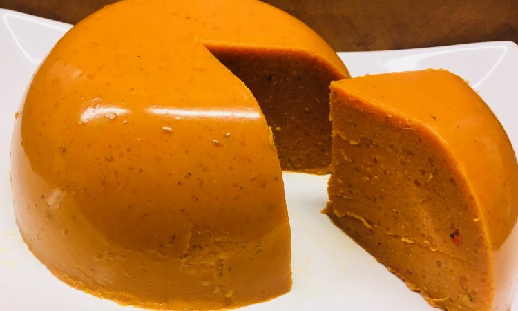Veganer Cheddar Cheese aus Süßkartoffel, Paprika und Haferflocken