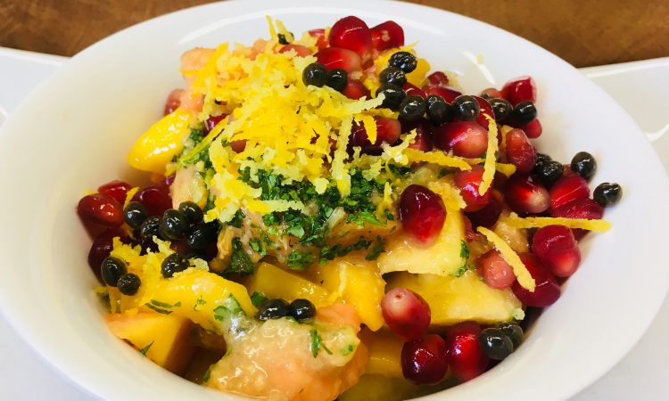Papaya Mango Ananas Salat mit Bananen-Ingwer-Creme