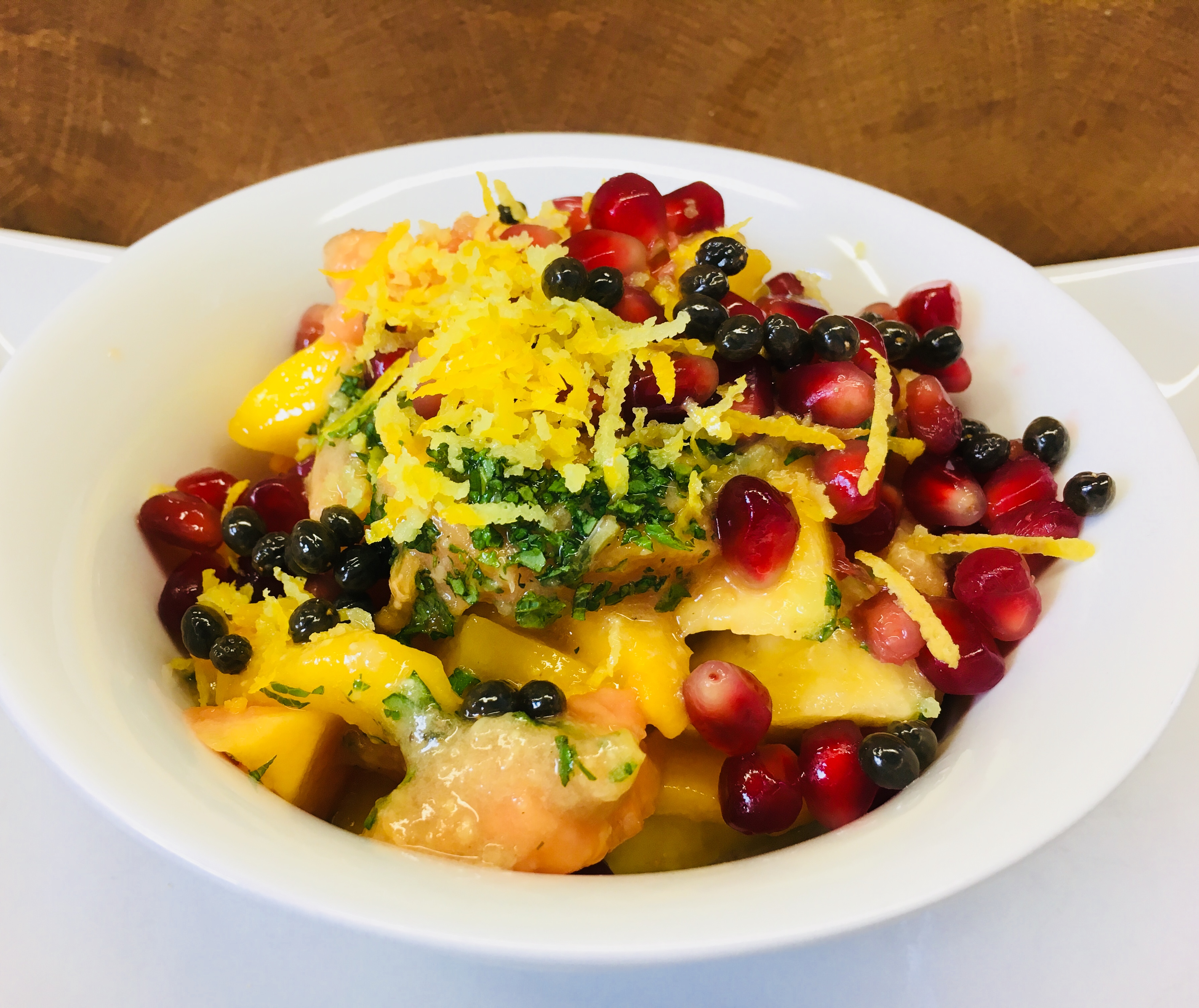 Papaya Mango Ananas Salat mit Bananen-Ingwer-Creme