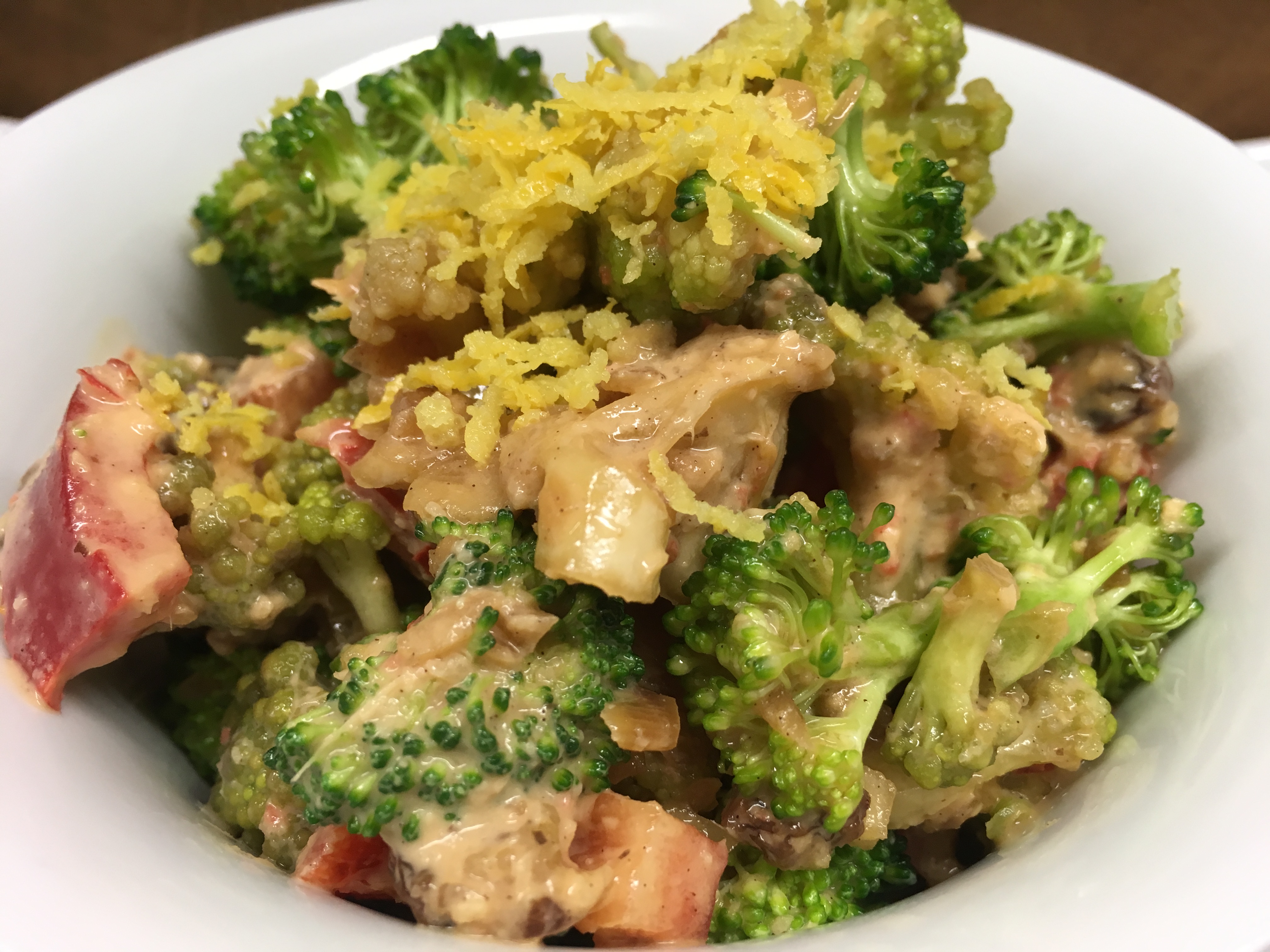 Brokkoli Blumenkohl Salat mit Paprika, Rosinen und Erdnuss Chili Dressing