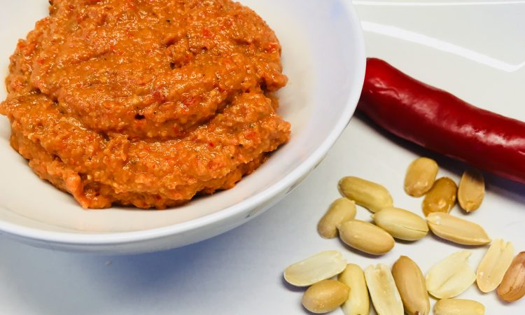 Tomaten Paprika Erdnuss Dip mit Datteln und Orange