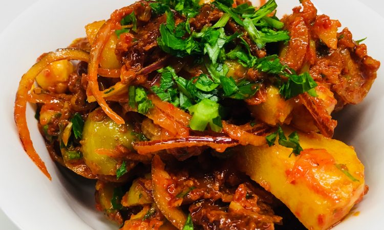 Pikante Kartoffeln mit Kichererbsen, Tomaten und Avjar Dressing