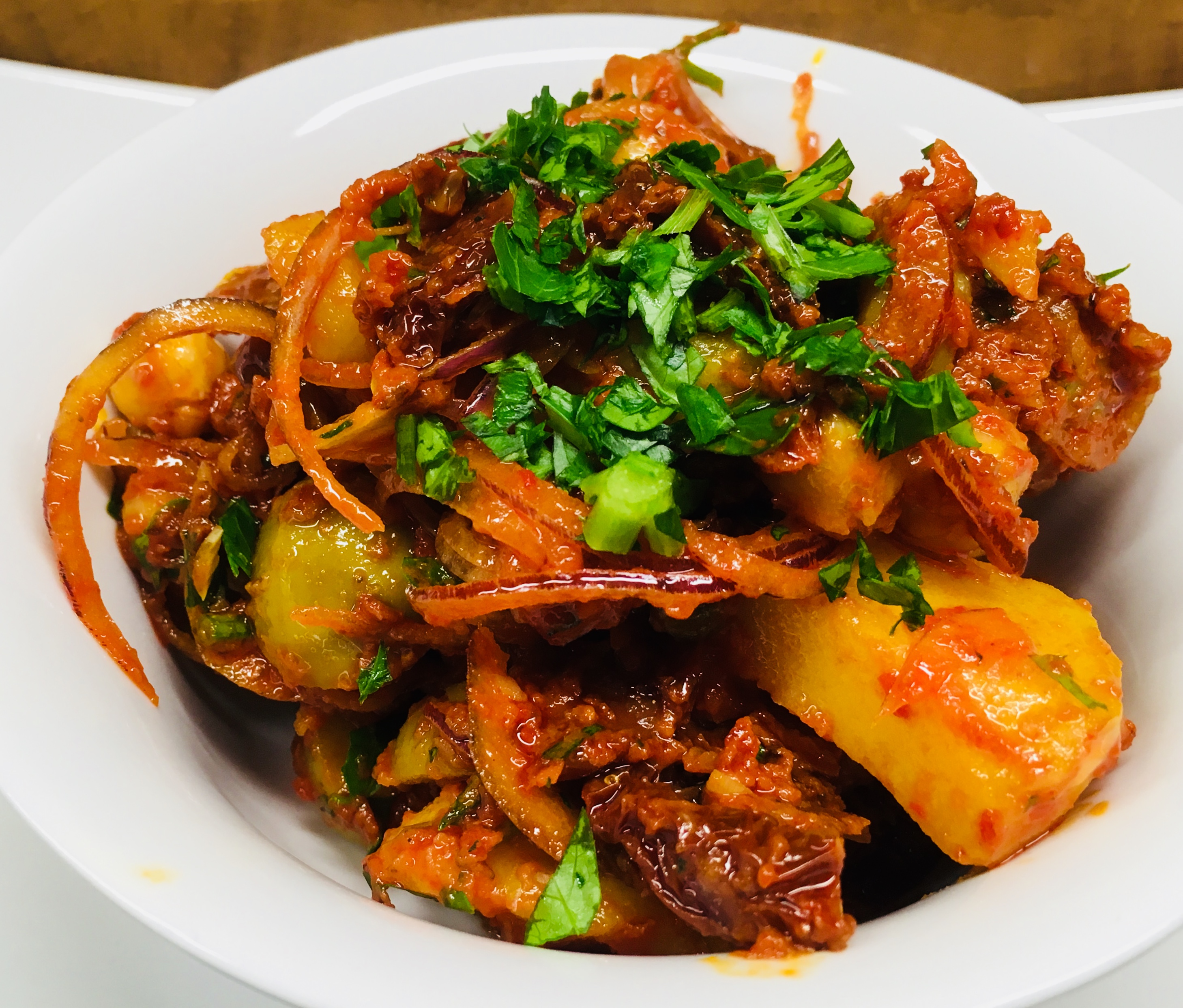 Pikante Kartoffeln mit Kichererbsen, Tomaten und Avjar Dressing