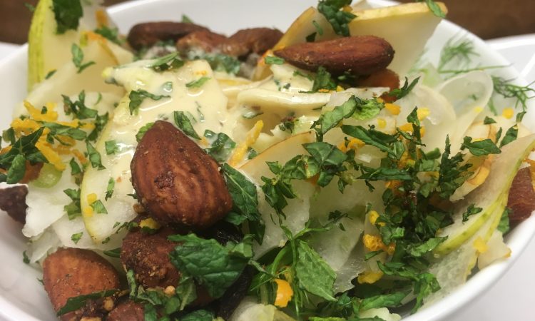 Birne Fenchel Salat mit Dukkah Mandeln