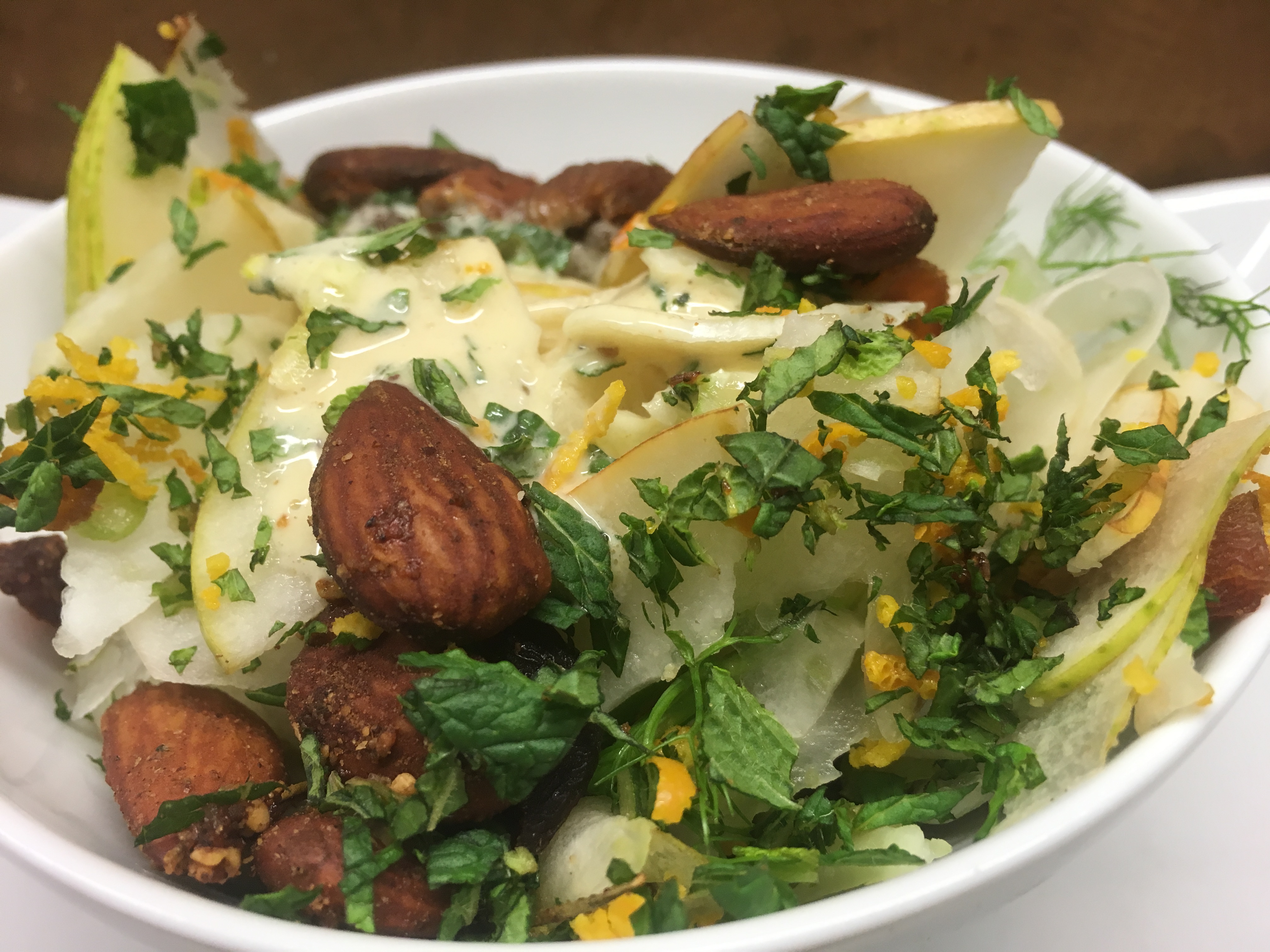 Birne Fenchel Salat mit Dukkah Mandeln