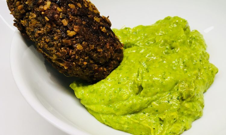 Avocado Erdnuss Dip mit Spinat und Curry