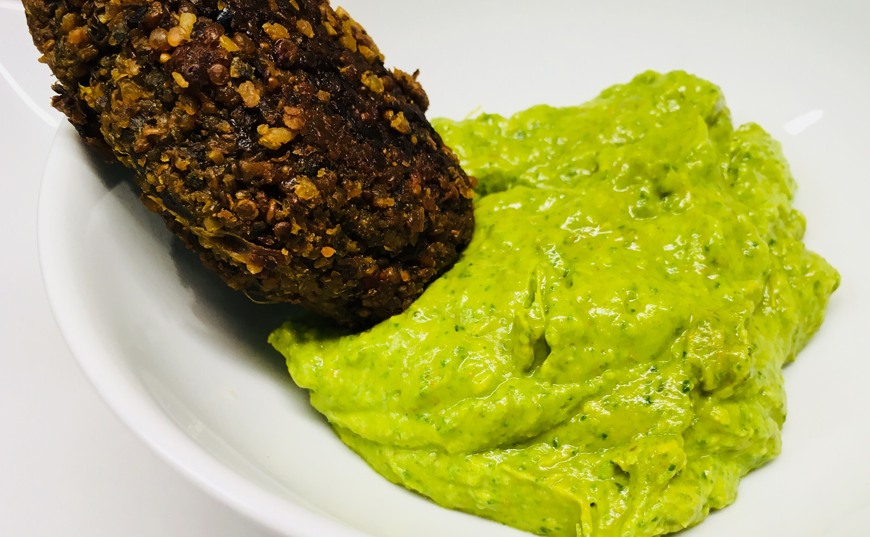 Avocado Erdnuss Dip mit Spinat und Curry