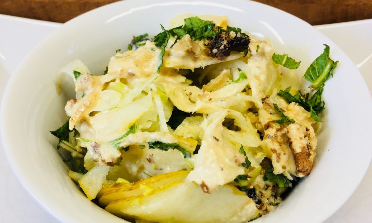 Fenchel Salat mit Birne, Datteln, Walnüssen, Minze und Cashew Orangen Dressing