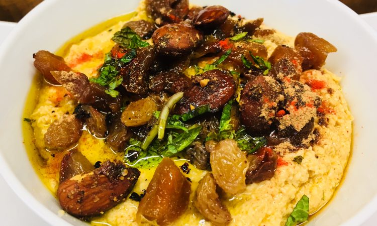 Marokkanischer Hummus mit Aprikosen, Rosinen, Mandeln und Zimt