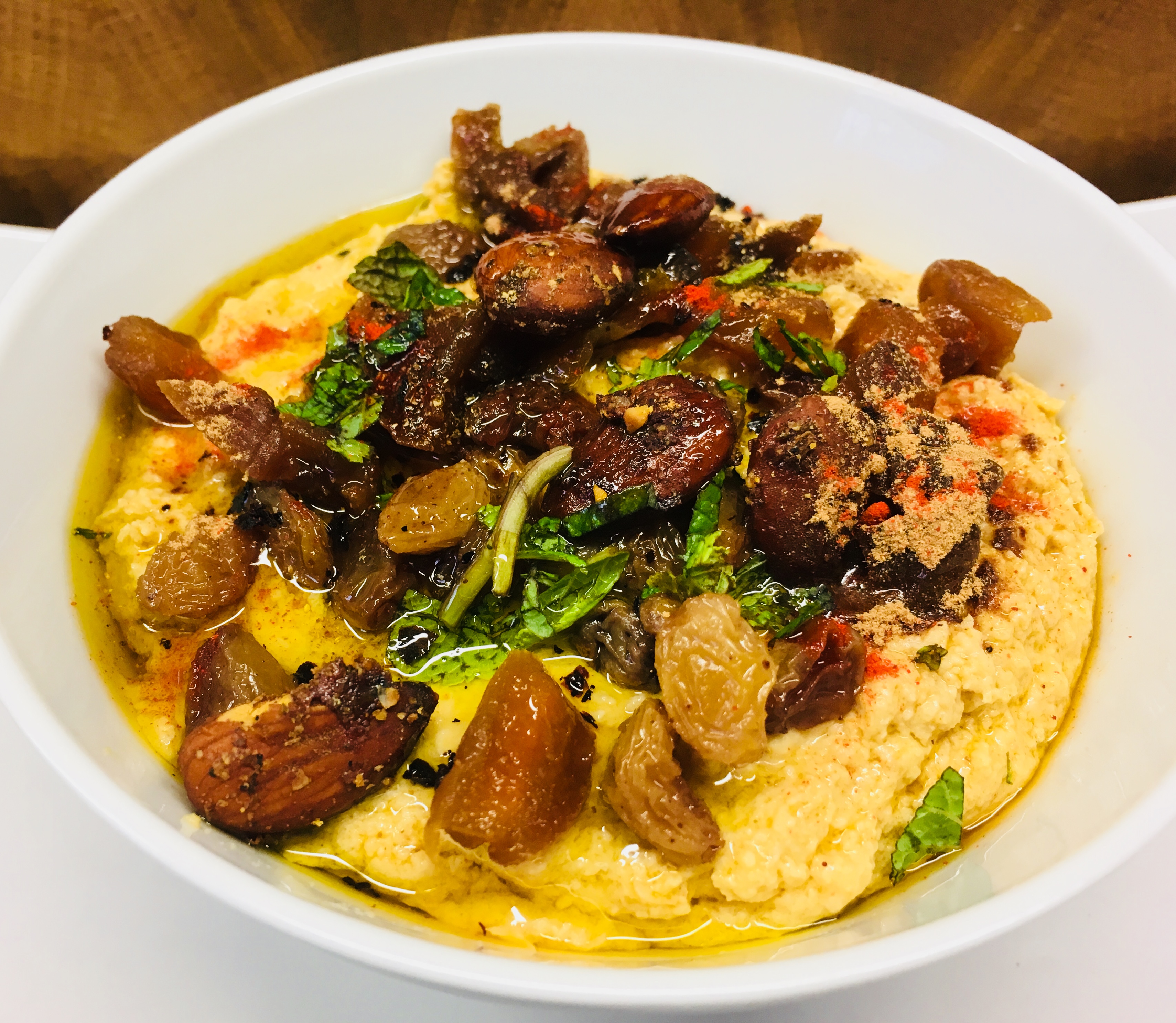 Marokkanischer Hummus mit Aprikosen, Rosinen, Mandeln und Zimt