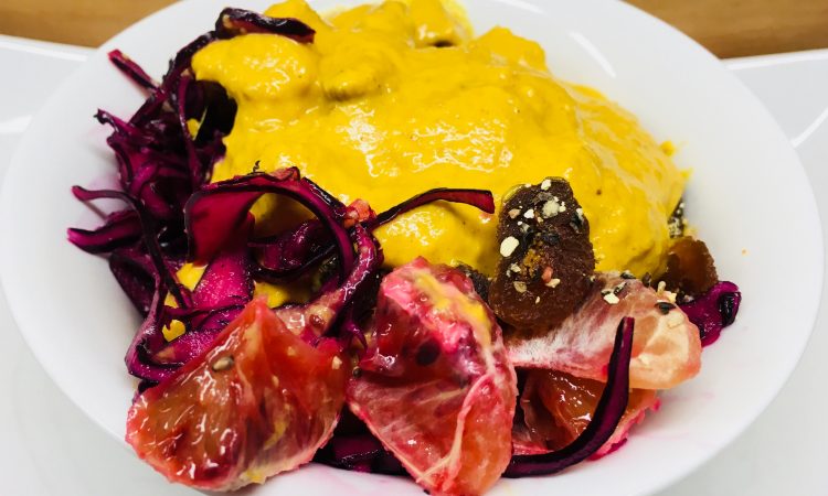 Rotkohl Salat mit Blutorangen, Sesam und Aprikosen Curry Dressing