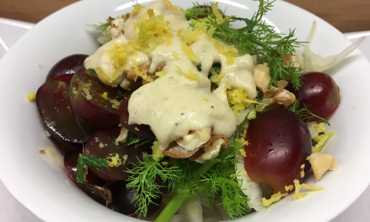 Fenchel Trauben Salat mit Walnüssen und Birnen-Miso-Tahini Dressing
