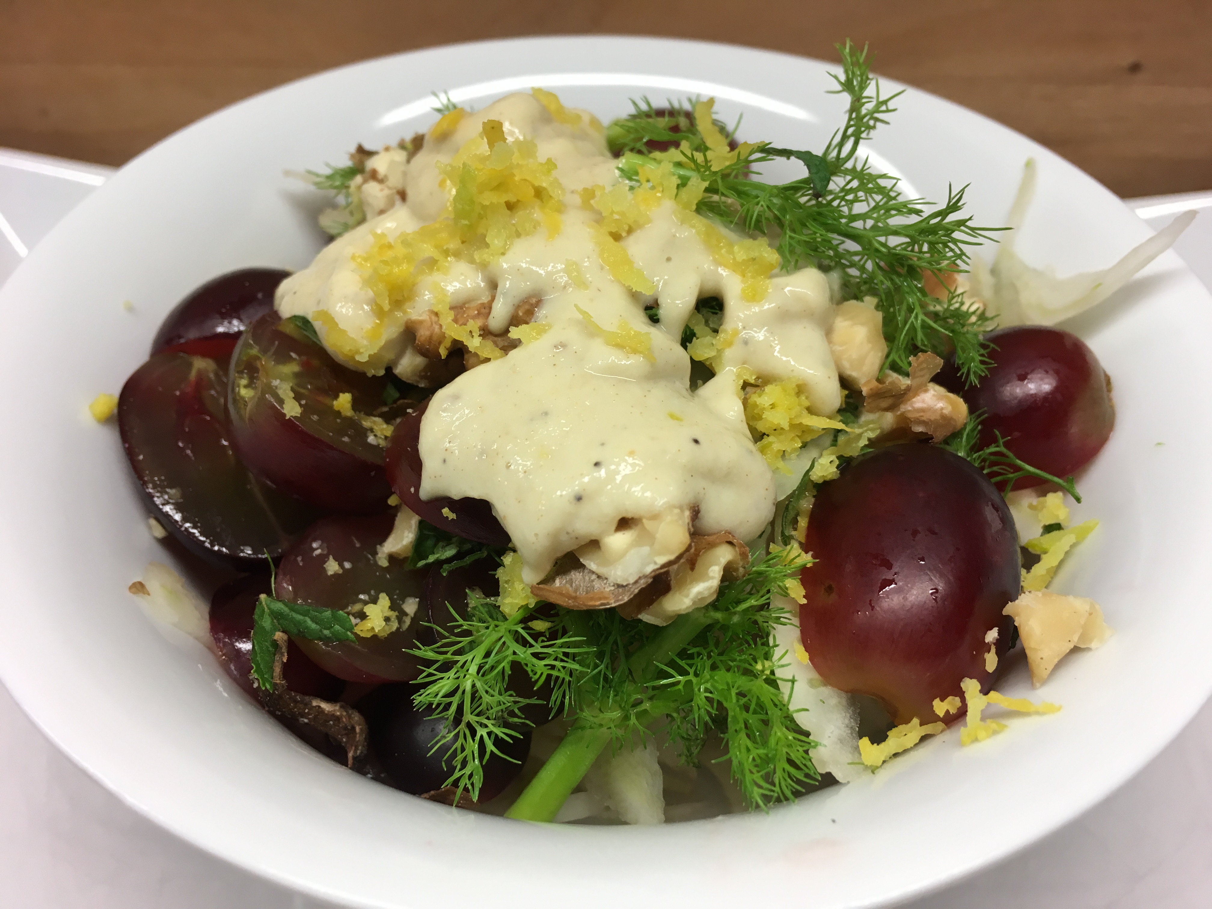 Fenchel Trauben Salat mit Walnüssen und Birnen-Miso-Tahini Dressing