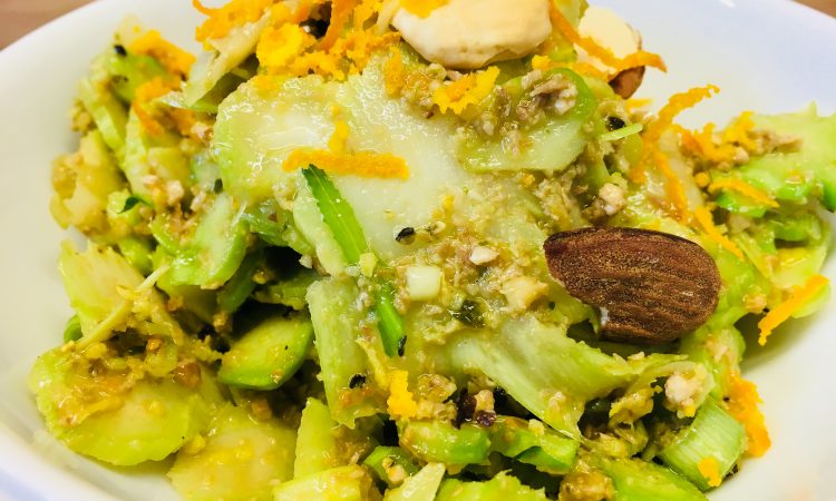 Brokkoli Salat mit Oliven, Mandeln und Orangenpfeffer