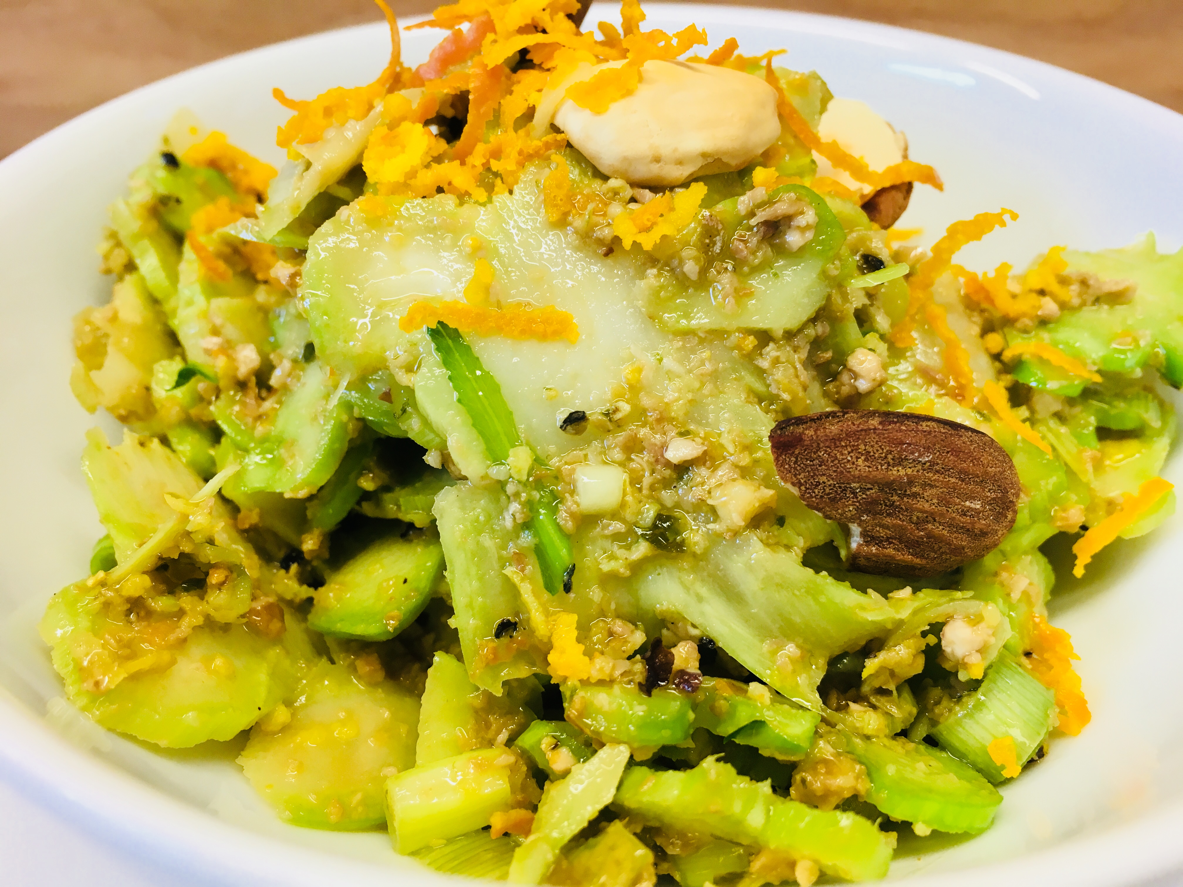 Brokkoli Salat mit Oliven, Mandeln und Orangenpfeffer