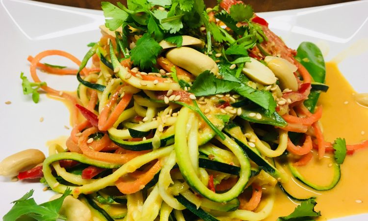 Asiatische Zucchini Nudel Pfanne mit Sesam Erdnuss Kokos Sauce