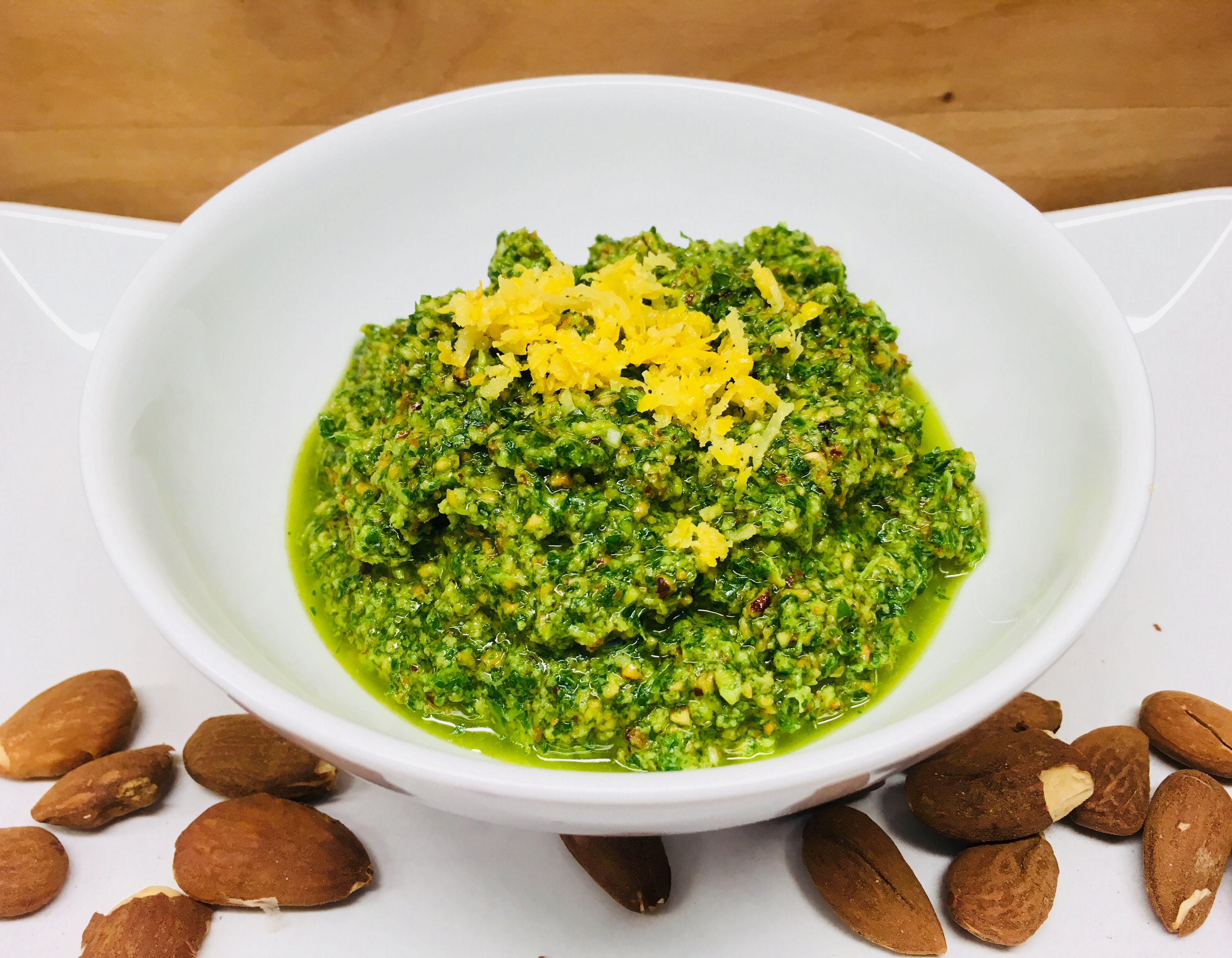Rucola Pesto mit Mandeln und Zitrone