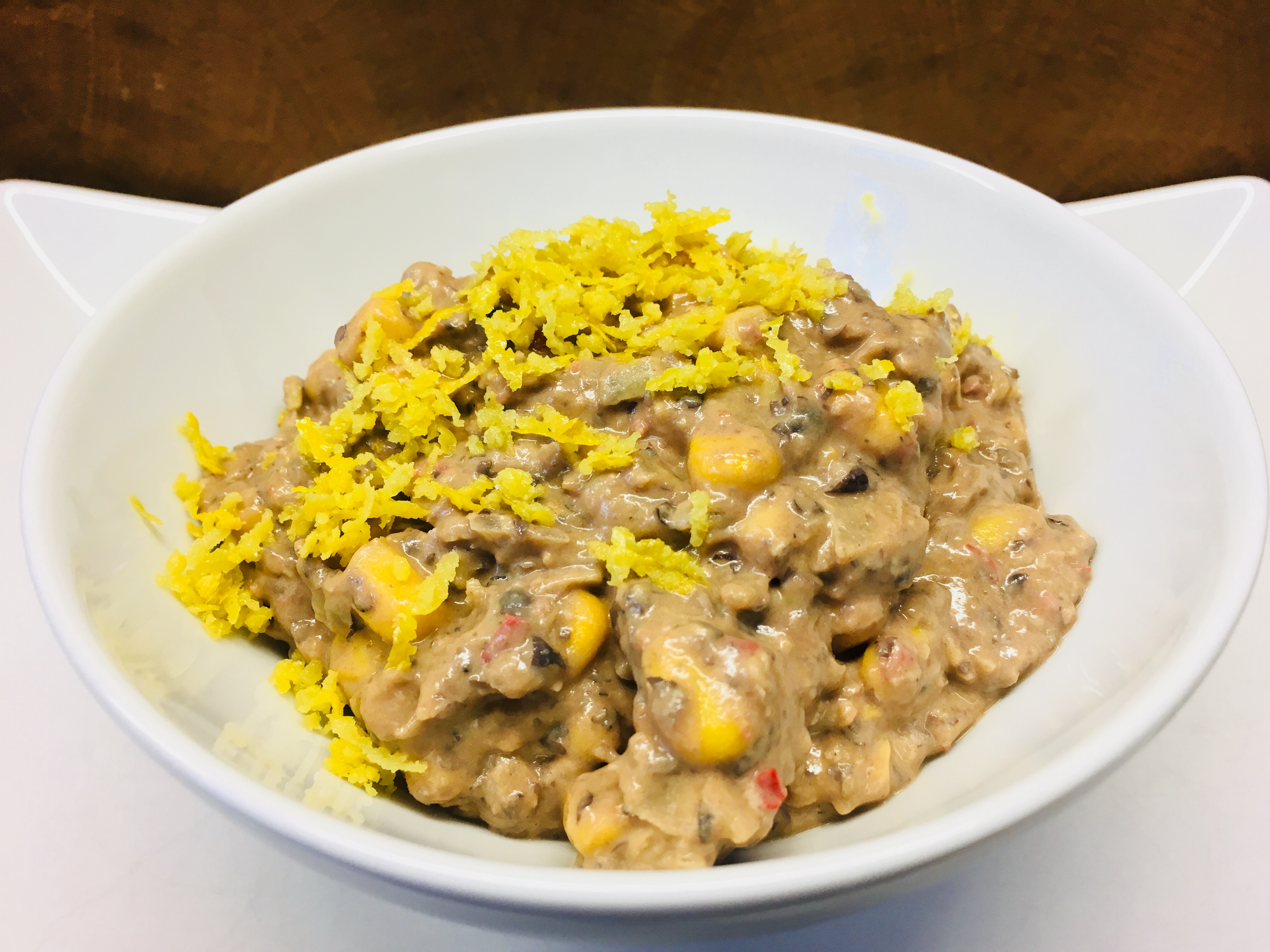 Schwarze Bohnen Hummus Dip mit Chili und Mais