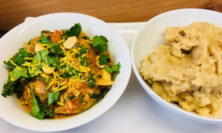Spinat mit Tomaten Erdnuss Sauce und Pastinakenpüree