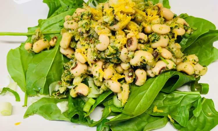 Spinat Salat mit Weißen Bohnen und Rucola Mandel Pesto