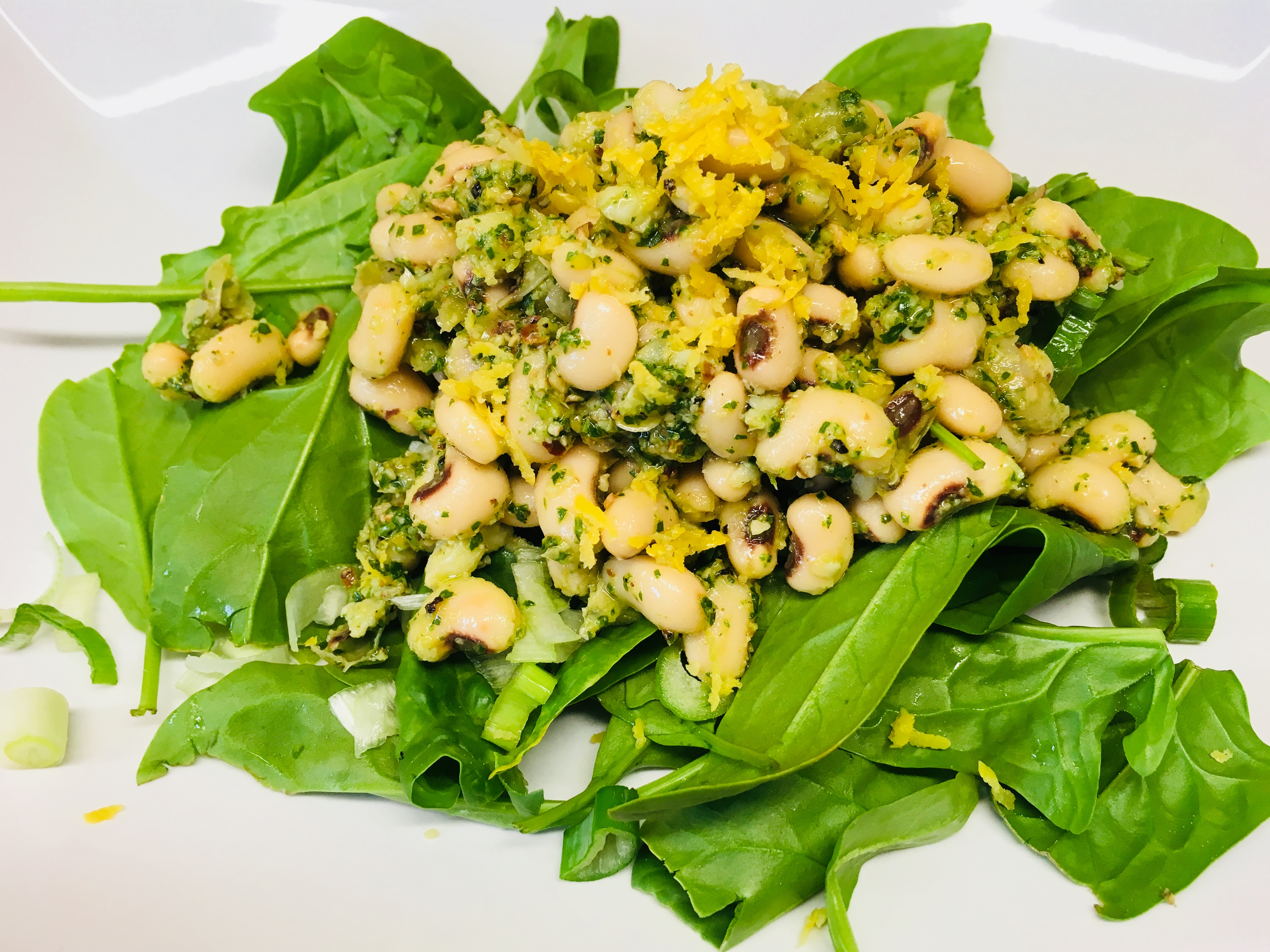 Spinat Salat mit Weißen Bohnen und Rucola Mandel Pesto