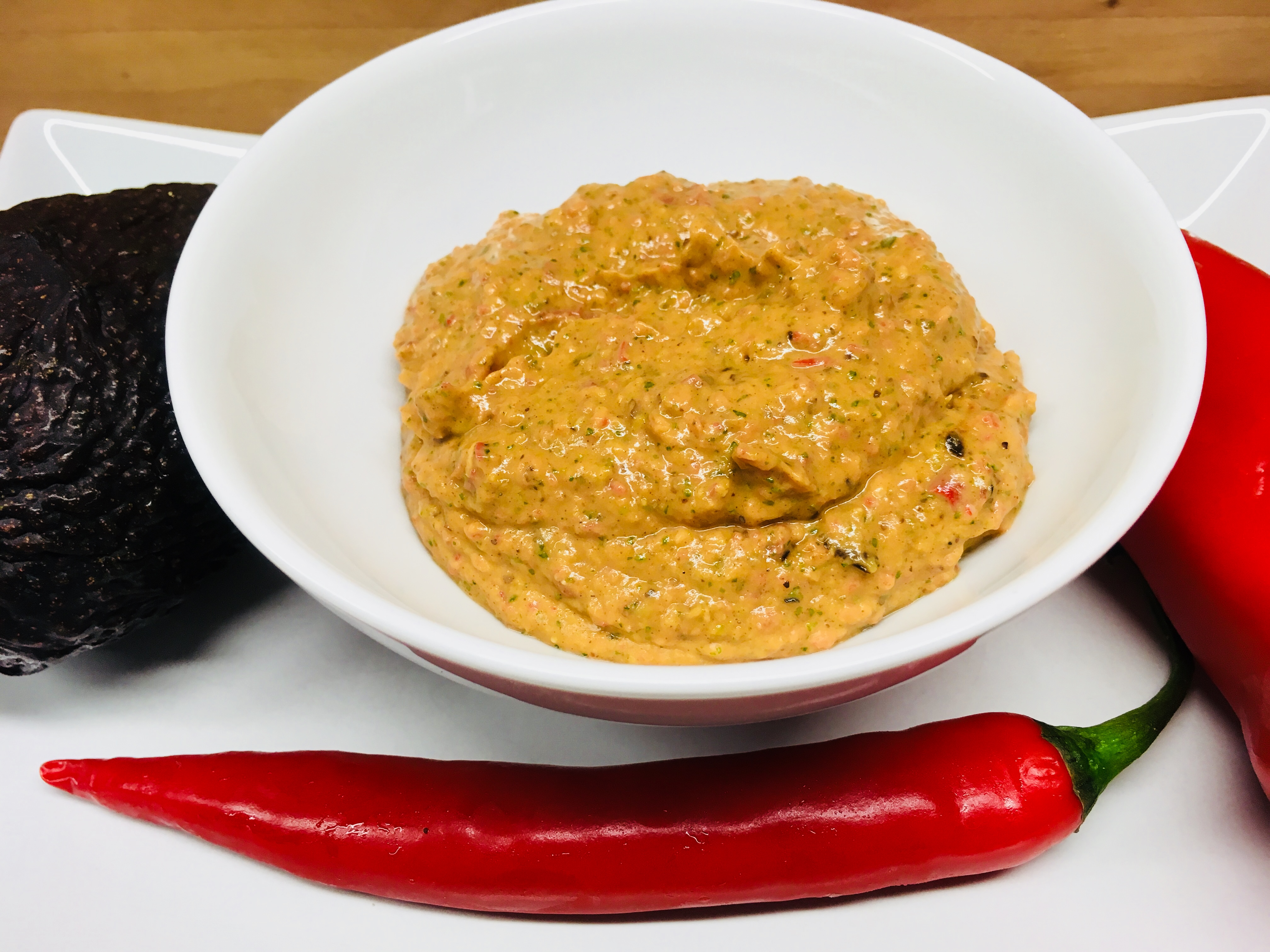 Avocado Paprika Dip mit Tahini, Chili und Za'atar